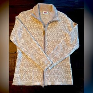 Fjallraven Snow Cardigan 100% wool sweater, Size Large NEW condition
